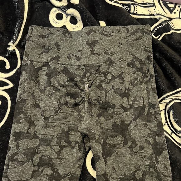 GYMSHARK MEDIUM NEVER WORK CAMO SCRUNCH LEGGINGS - Picture 5 of 6